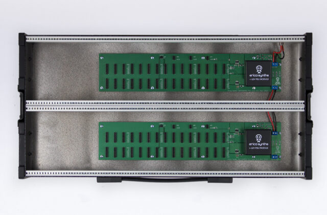 2 x 104HP Aluminium travel case with integrated PSU (EU plug)