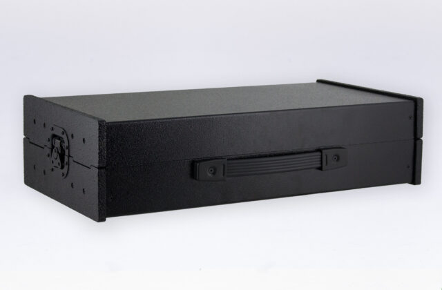 2 x 104HP Aluminium travel case with integrated PSU (EU plug)