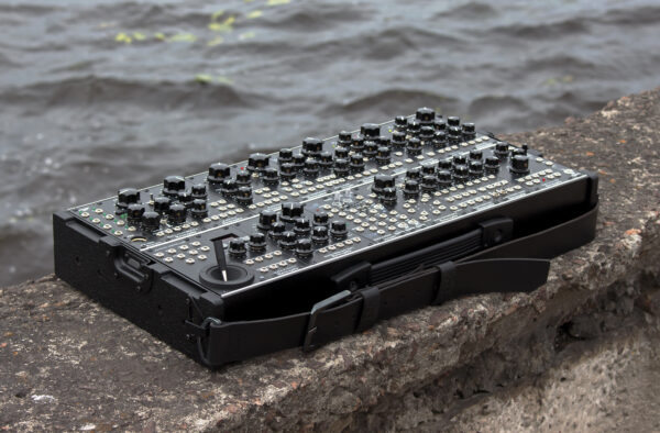 2 x 104HP Aluminium travel case with integrated PSU (EU plug)