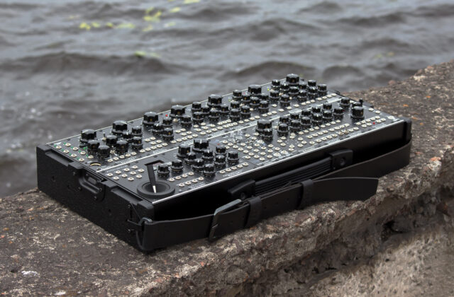 2 x 104HP Aluminium travel case with integrated PSU (EU plug)