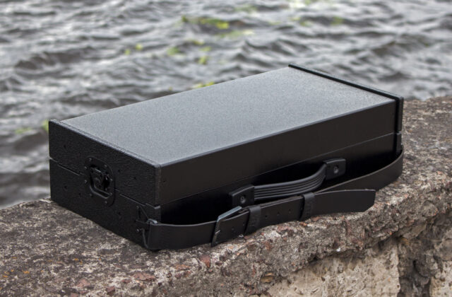 2 x 104HP Aluminium travel case with integrated PSU (EU plug)