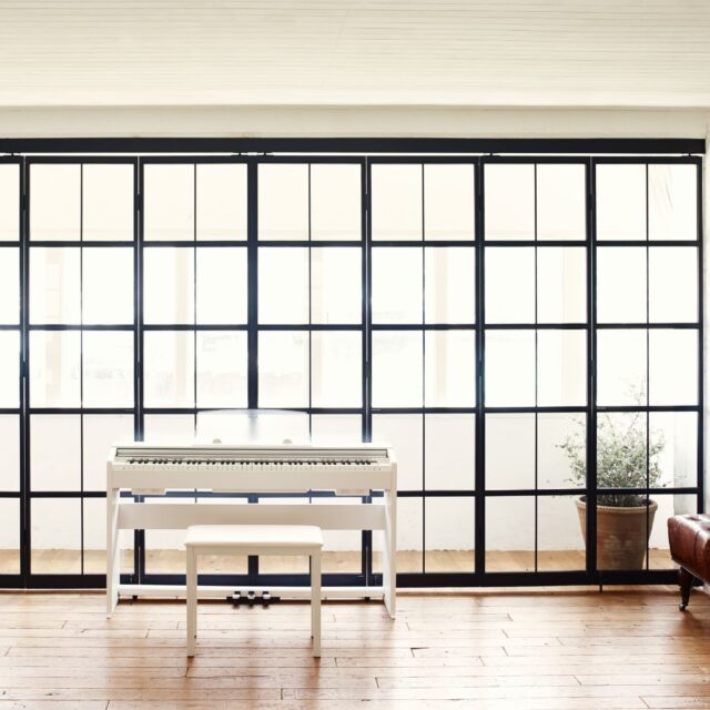 PX-770 Privia Series Digital Piano (White)